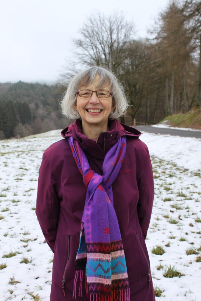 Auf dem Foto ist Elisabeth Bühler-Kowarsch die in einer verschneiten Landschaft steht.
